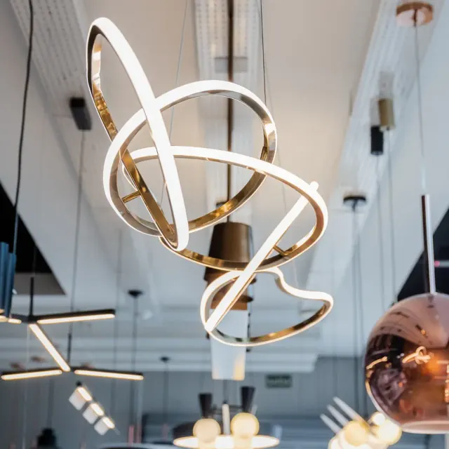 Luminária decorativa moderna no showroom da LigBem